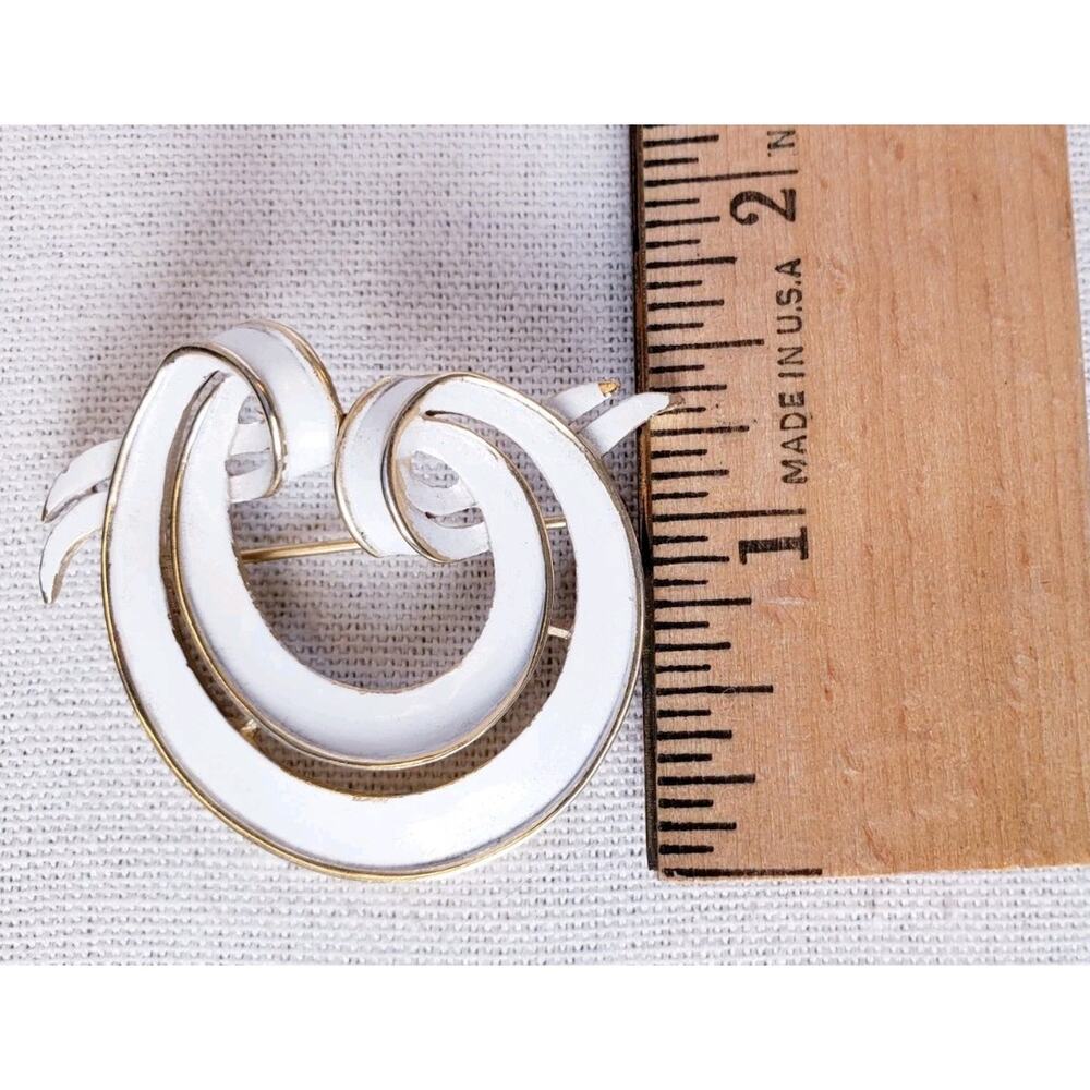 Vintage Crown Trifari White Enamel Gold Tone‎ Swirl Circular Brooch 1.5" - Picture 6 of 6